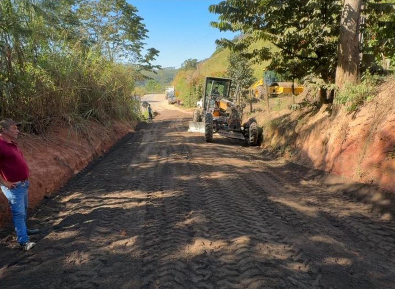 Após espera de três meses, Prefeitura inicia aplicação de Revsol na estrada de Jacutinga