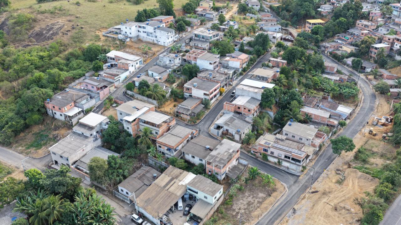 Após mais de 20 anos de espera, moradores do Bubu recebem ruas pavimentadas em Cariacica
