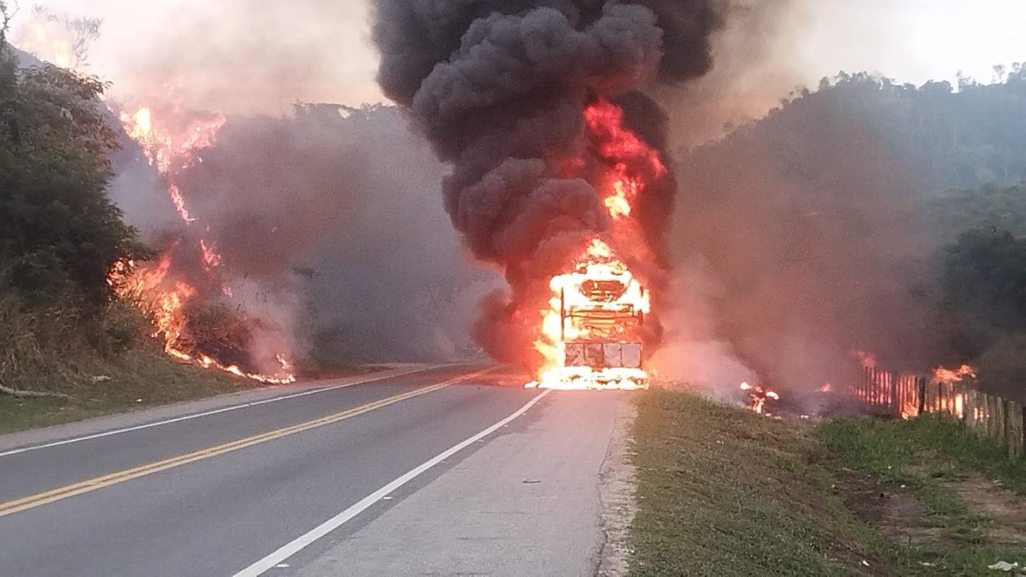 Caminhão-cegonha em chamas interdita BR-101 em Cachoeiro