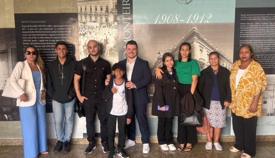 Escolas de Cachoeiro recebem laboratórios tecnológicos e bolsas para estudantes