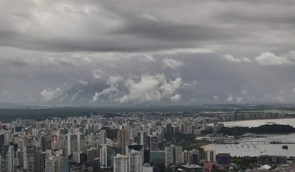 Frente fria muda o tempo e chuva volta ao Espírito Santo a partir de sexta-feira