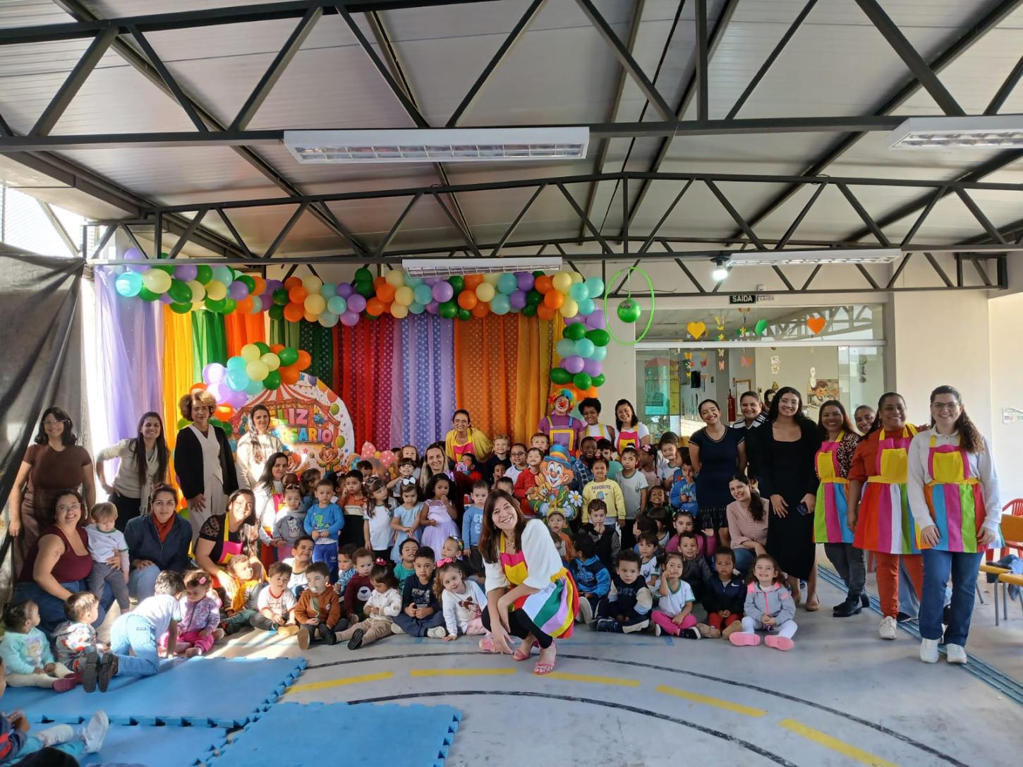 Padrinhos solidários ajudam a fazer festa para 80 crianças em Jaciguá
