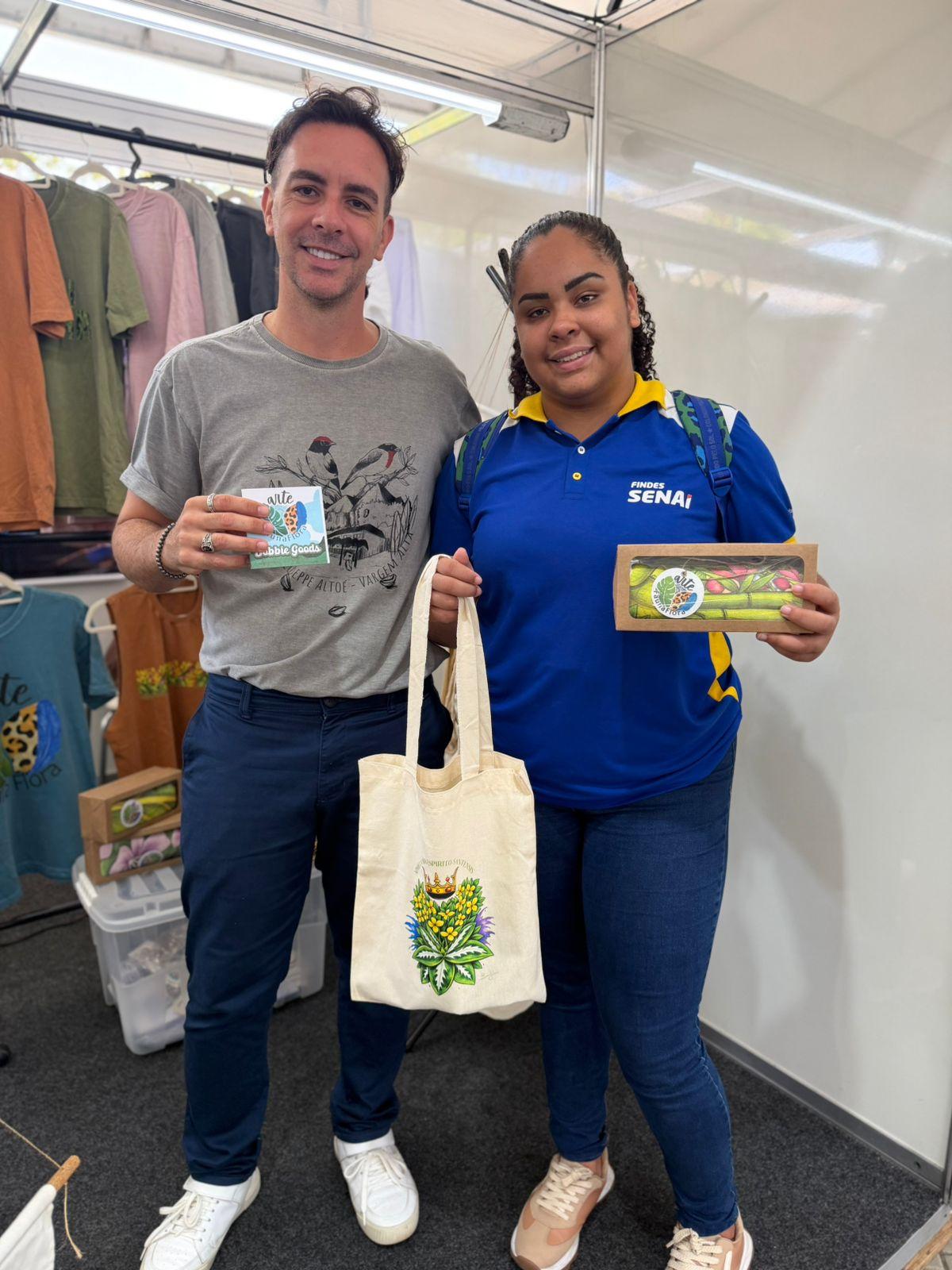 Professor Philipe Fassarella, coordenador do curso Técnico em Multimídia do CEET Giuseppe Altoé, apresenta produtos desenvolvidos pelo projeto Arte, FaunaFlora durante feira de divulgação científica.  Foto: CEET Giuseppe Altoé
