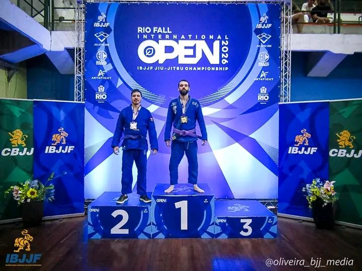 Medalha de vice-campeão na categoria Master 1 Leve com quimono