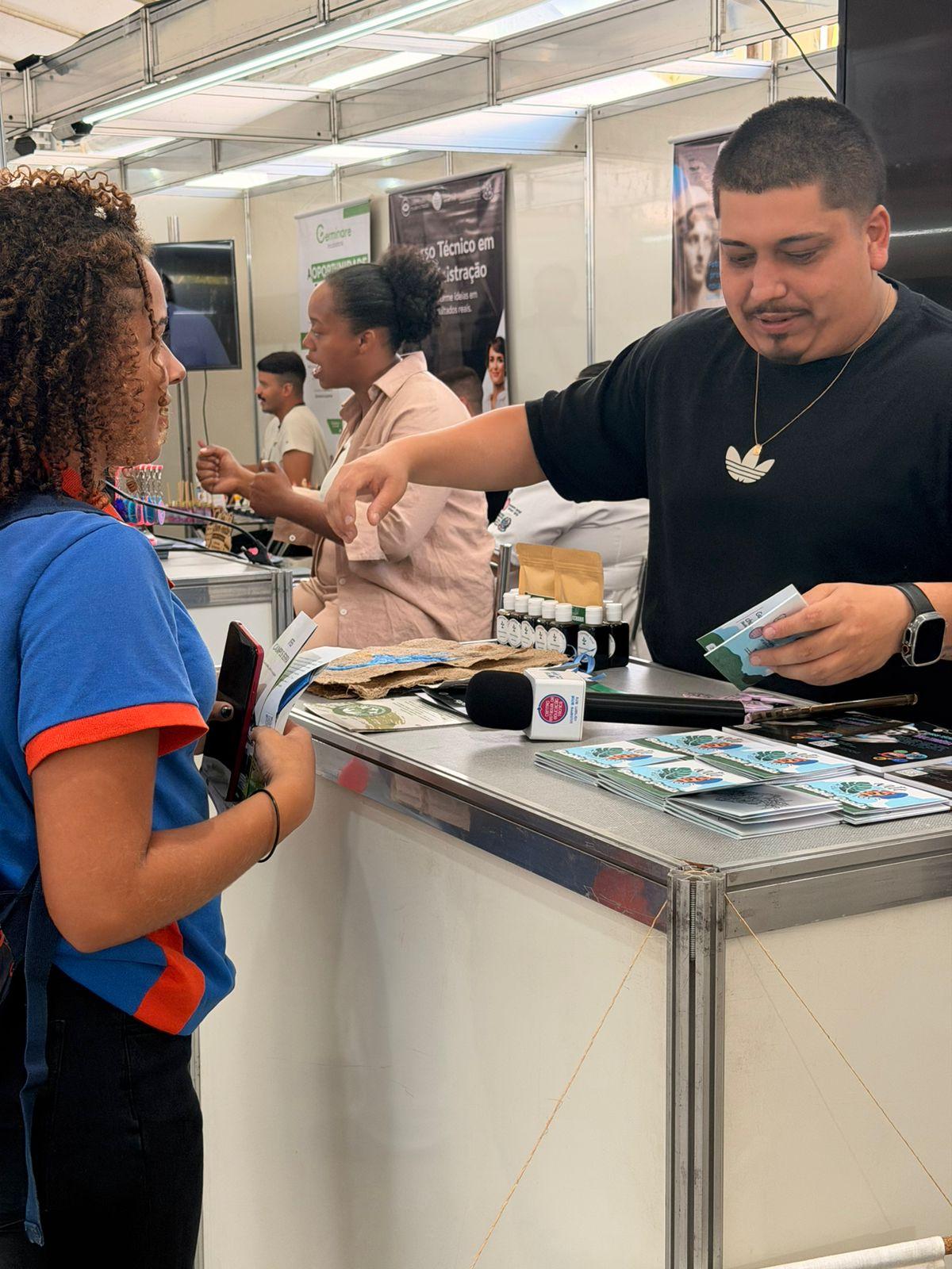 Professor Philipe Fassarella, coordenador do curso Técnico em Multimídia do CEET Giuseppe Altoé, apresenta produtos desenvolvidos pelo projeto Arte, FaunaFlora durante feira de divulgação científica.  Foto: CEET Giuseppe Altoé