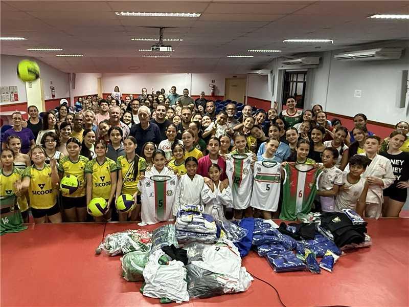 Projeto Campeões de Futuro recebe novos uniformes e materiais esportivos em Alfredo Chaves