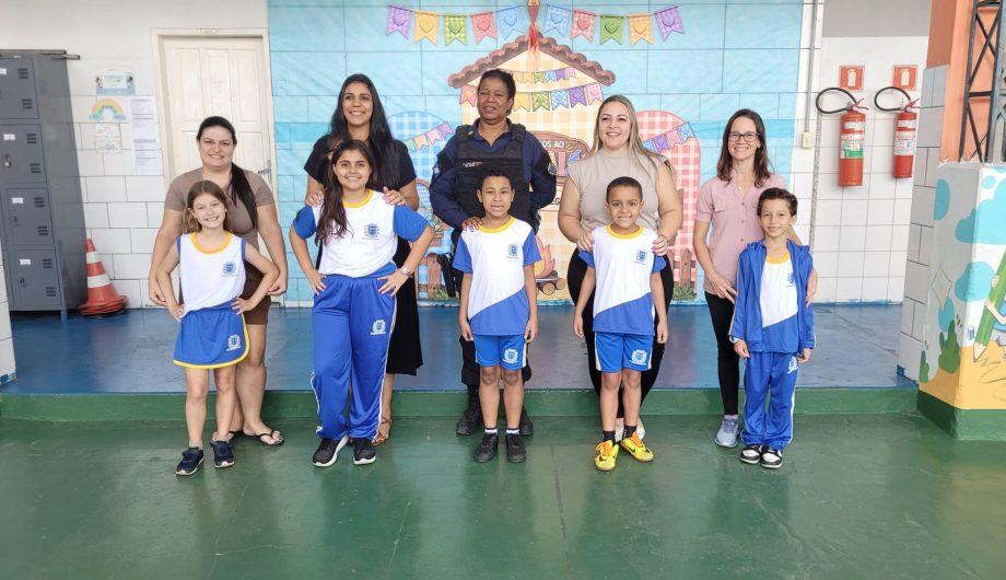 Cachoeiro entrega novos uniformes para 25 mil alunos da rede municipal antes do retorno às aulas