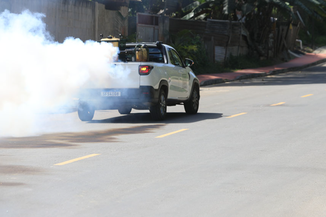 Cariacica intensifica combate à dengue com carro fumacê em 45 bairros