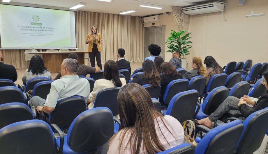 Especialistas fazem alerta sobre os perigos da internet para crianças e adolescentes em seminário em Cachoeiro