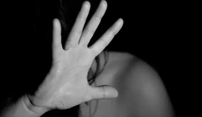 Feminicídios caem no Espírito Santo, mas aumento de descumprimento de medidas protetivas acende alerta