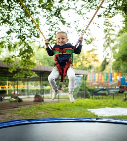 Férias escolares aumentam risco de quedas e fraturas entre crianças, alerta ortopedista