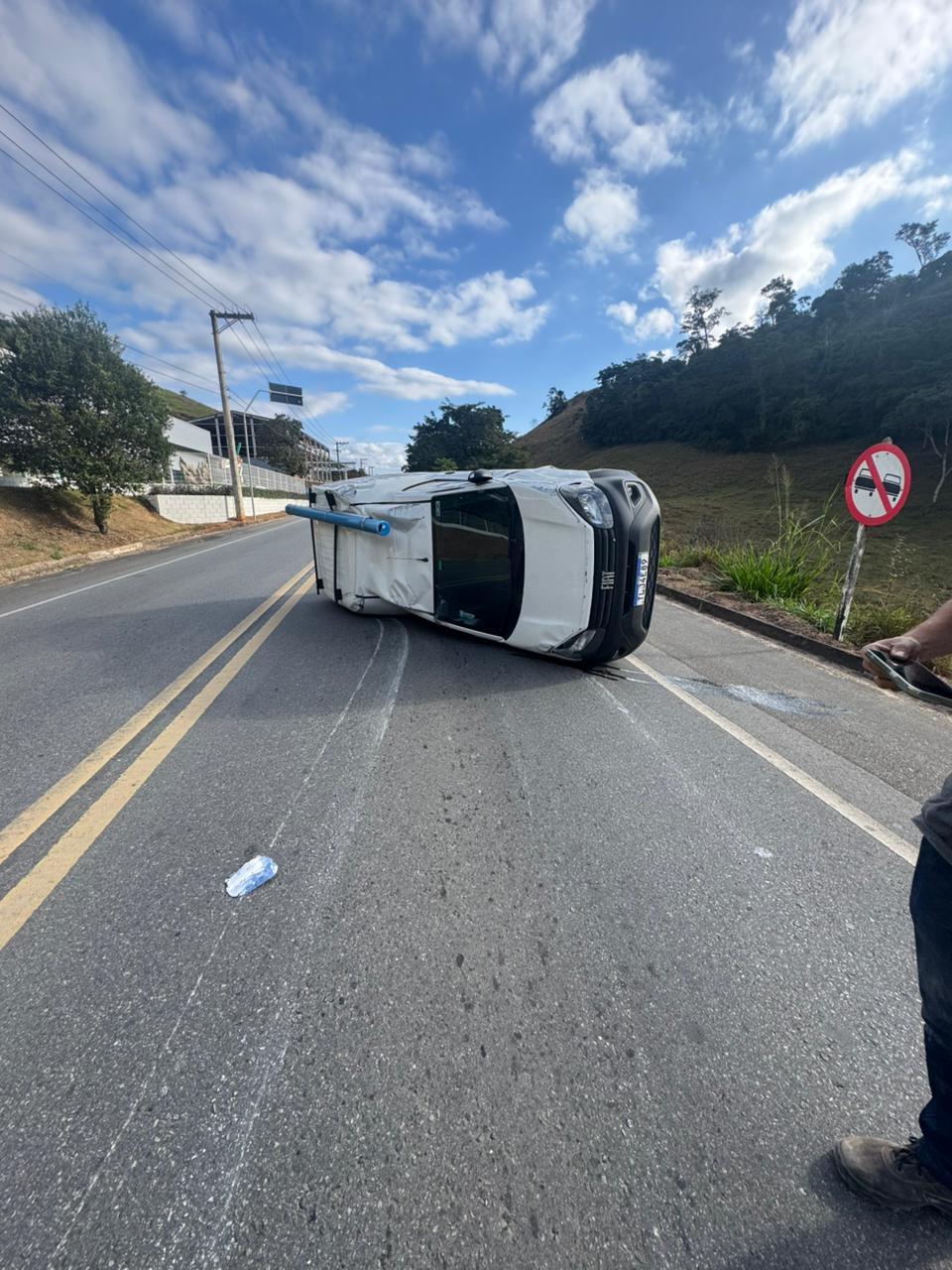 Fiorino capota duas vezes após colisão na rodovia entre Cachoeiro e Vargem Alta