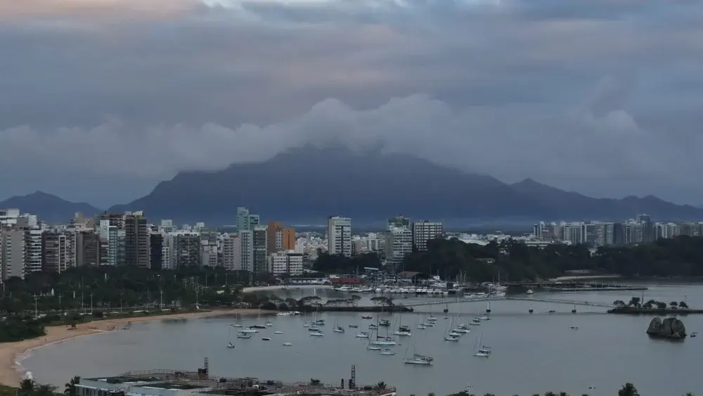 Frente fria avança pelo Brasil, mas Espírito Santo terá sol e pouca chuva; veja a previsão