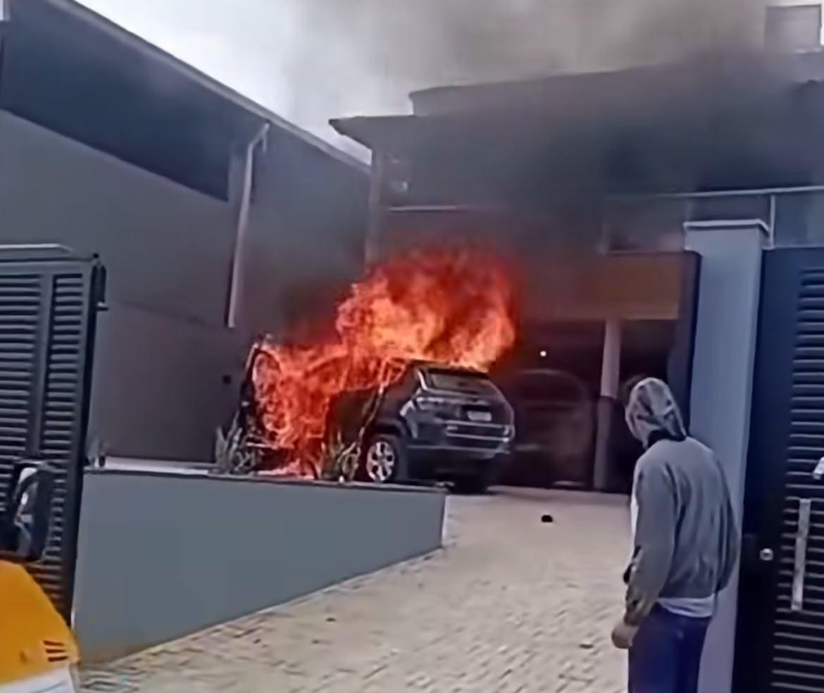 Incêndio atinge veículo dentro de oficina na Vila Esperança