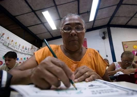 Marataízes conquista reconhecimento nacional pela Educação de Jovens e Adultos
