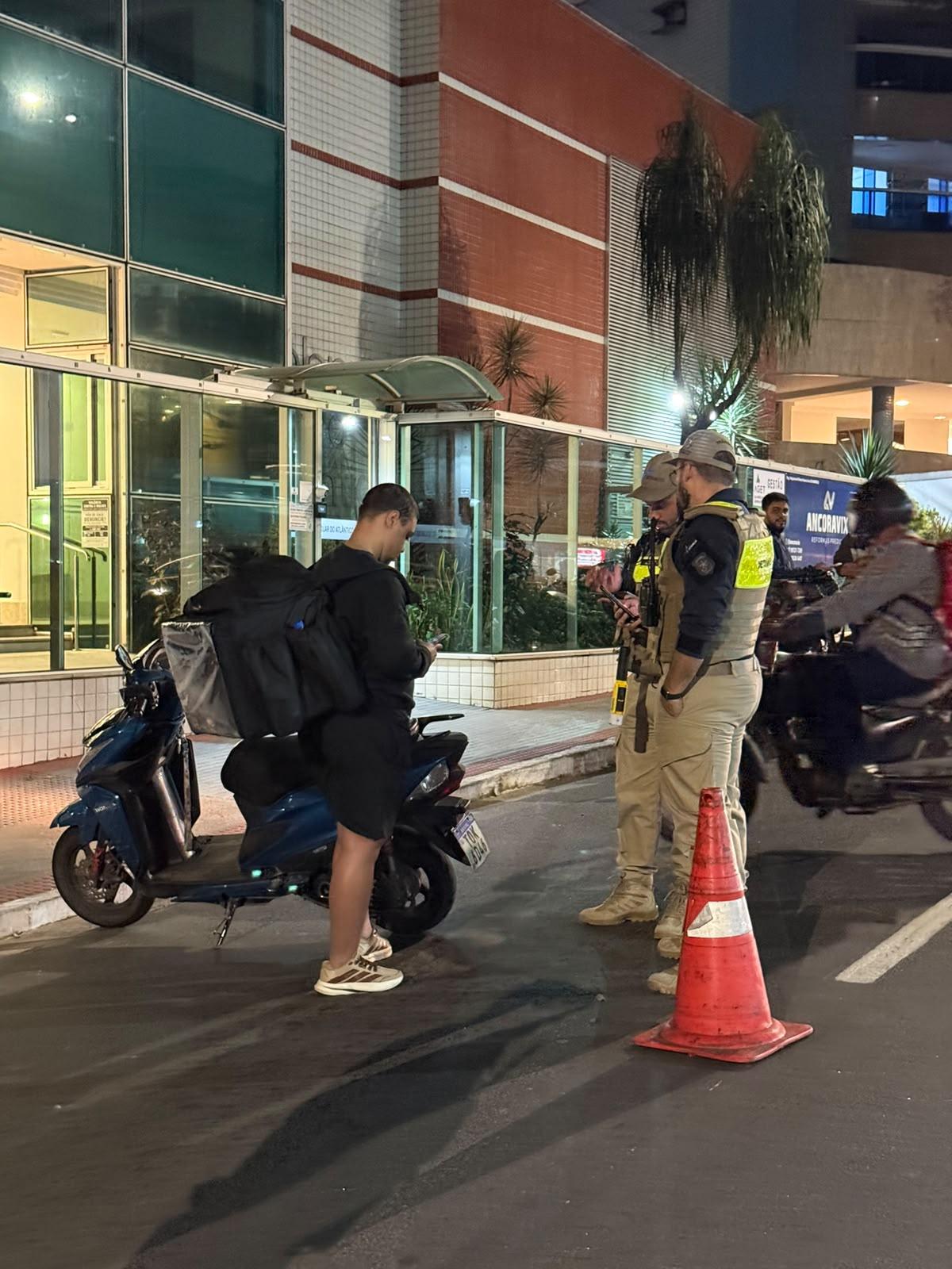 Operação em Vila Velha prende motociclista com placa adulterada e apreende drogas
