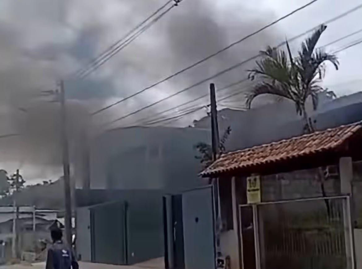 Incêndio atingiu um veículo dentro de uma oficina em Vila Esperança. Foto: Divulgação.