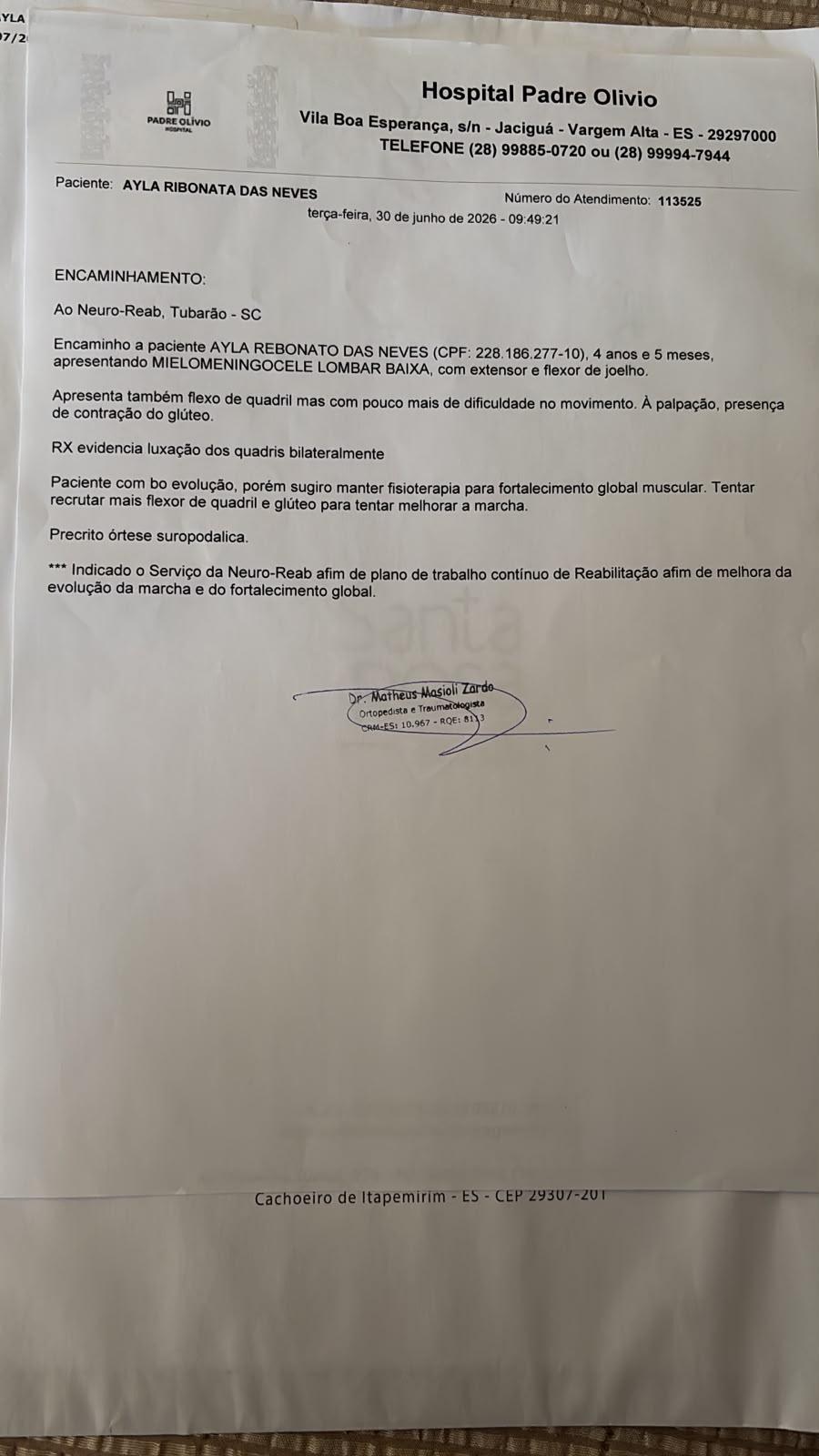 Laudo médico encaminha Ayla para tratamento especializado de reabilitação intensiva em Santa Catarina. O documento descreve o quadro clínico e reforça a necessidade de continuidade do acompanhamento para fortalecimento muscular e melhora da marcha.