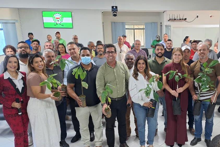 Produtores de Alto Rio Novo recebem 2,5 mil mudas para diversificar a produção rural