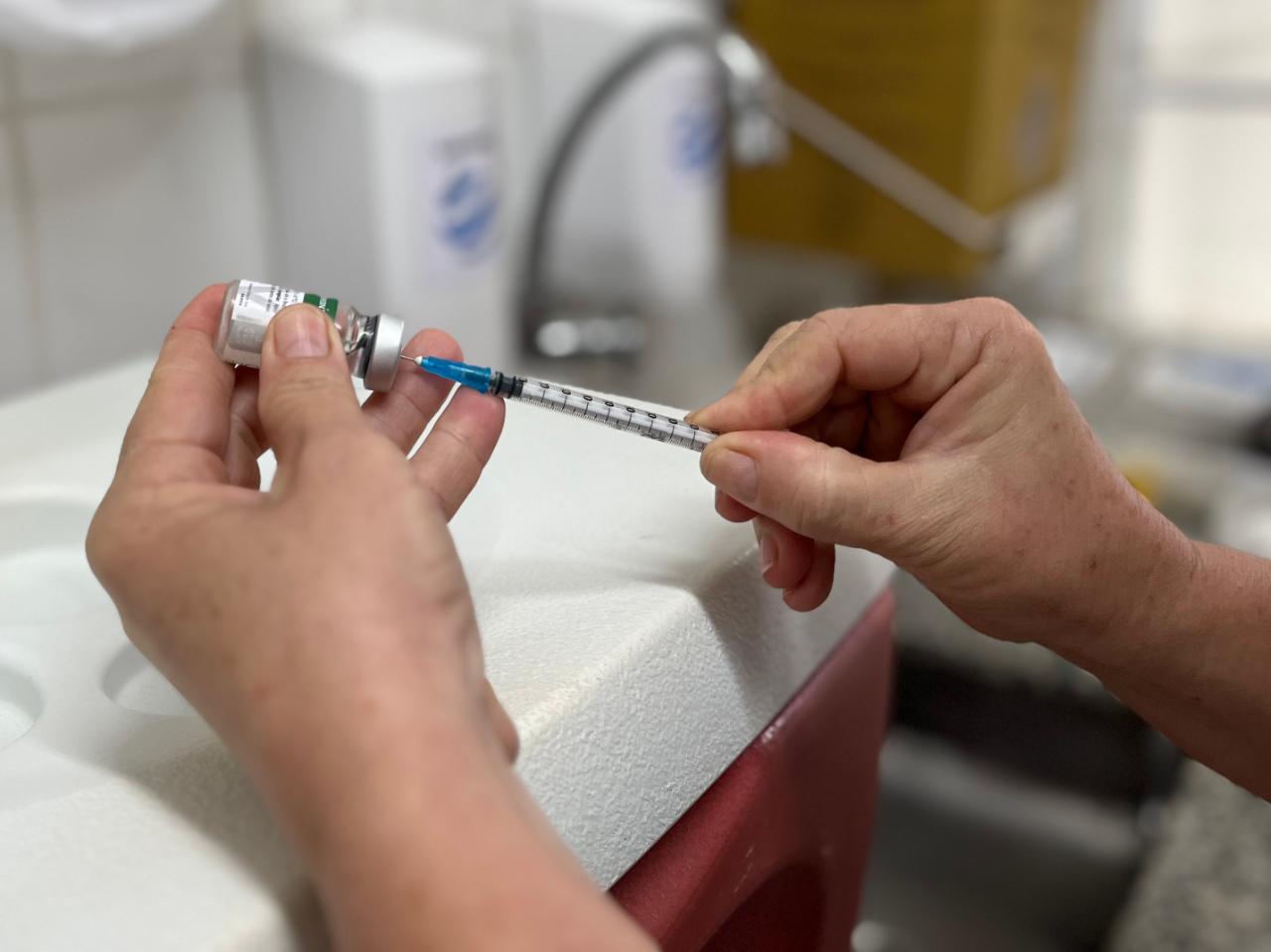 Vacinação em casa já protege mais de 1,2 mil pacientes acamados contra a gripe em Cariacica