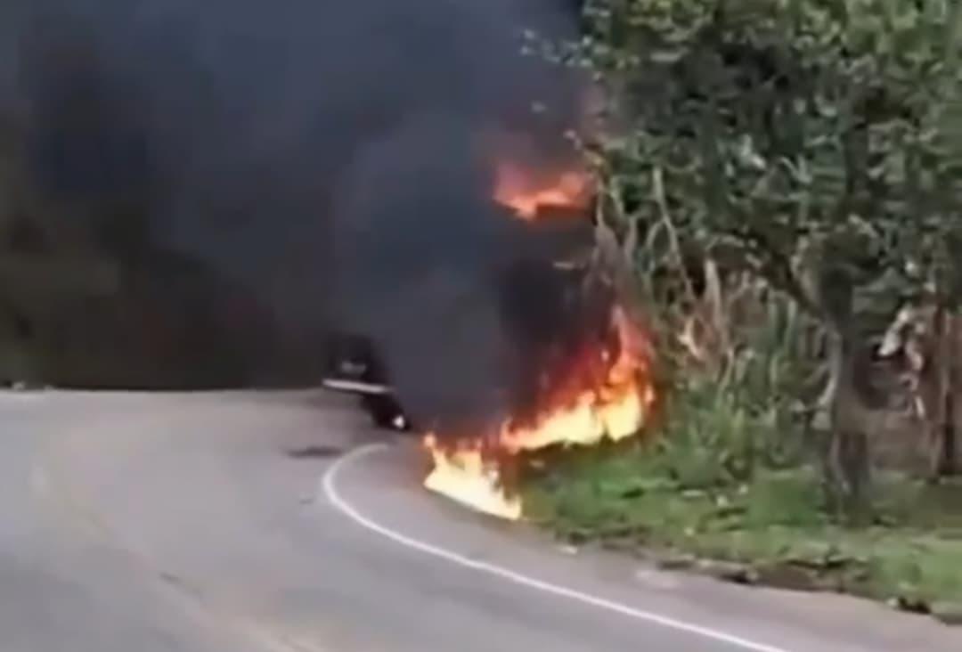 Caminhão pega fogo em rodovia entre Vargem Alta e Iconha, em Rio Novo do Sul