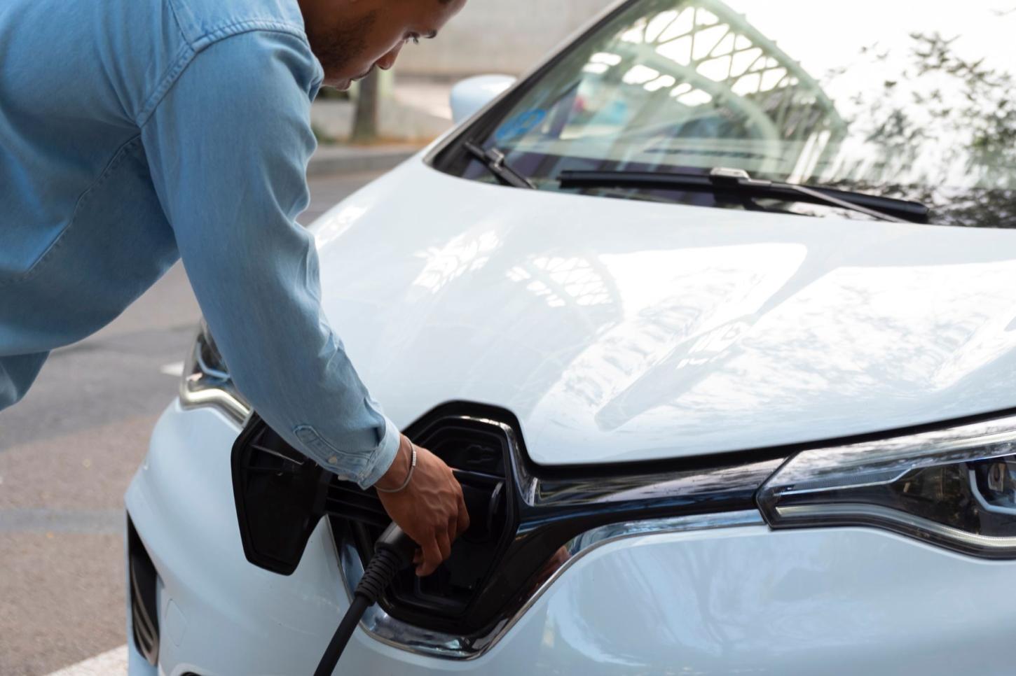Carros elétricos levam novos desafios à gestão de condomínios no ES