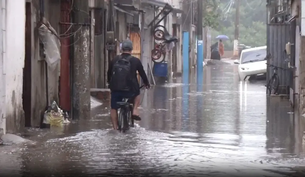 Chuva invade casas em Vila Velha e moradores contabilizam prejuízos: “Vai chover e vou perder tudo novamente”