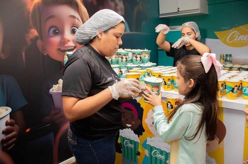 Cinema de graça, pipoca e refrigerante: carreta-cinema chega à Serra com sessões para toda a família