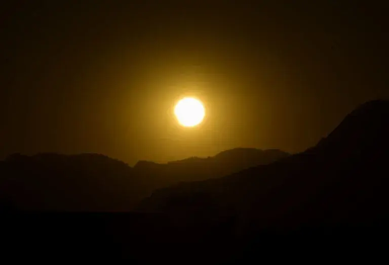 Eclipse solar total vai escurecer o céu em agosto; saiba onde será possível acompanhar o fenômeno