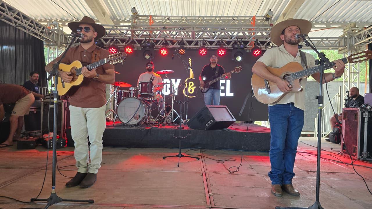 Eloy & Tiel abrem a programação musical da 2ª Festa do Abacate em Castelinho
