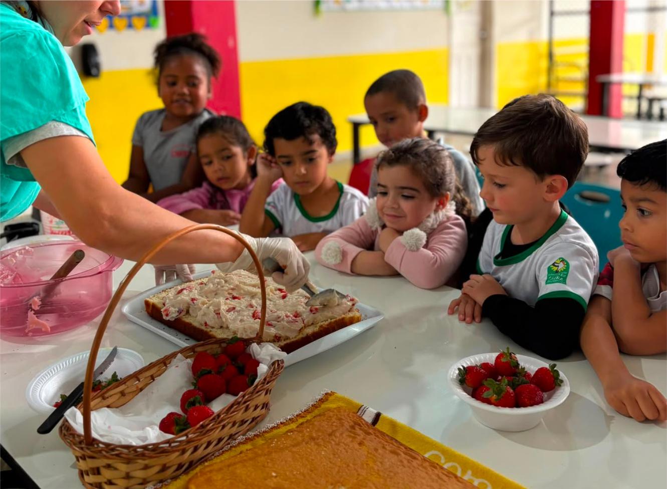 Escola de Vargem Alta transforma cultivo do morango em aprendizado e valoriza agricultura local