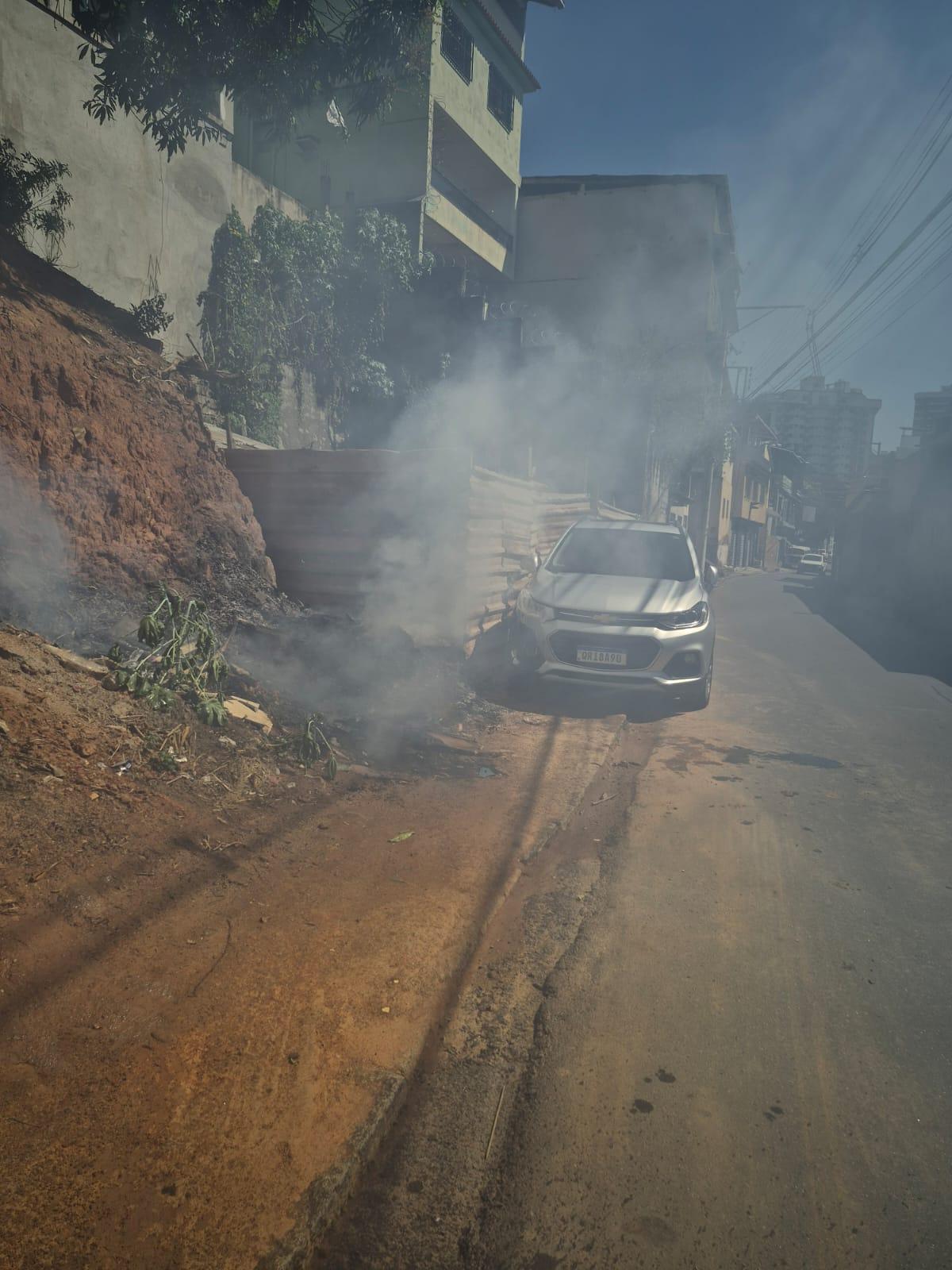 Incêndio em terreno baldio atinge veículo no bairro Sumaré, em Cachoeiro