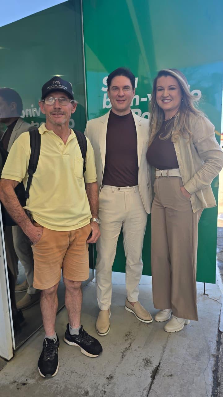 Ewald Grillo e Maria de Fátima David Grillo, proprietários do Posto Montanha, ao lado de José Reinaldo Laquini Colle, cliente do estabelecimento há 25 anos.