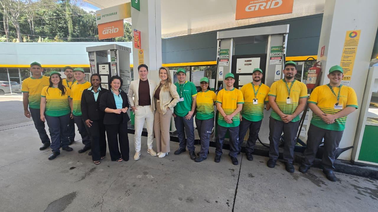 Ewald Grillo e Maria de Fátima David Grillo ao lado dos funcionários do Posto Montanha, equipe que faz parte da trajetória de 25 anos do empreendimento.