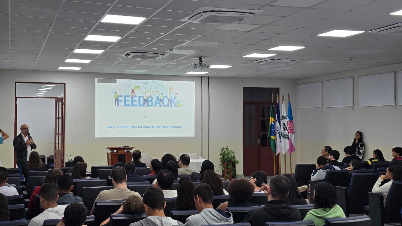 Público acompanha palestra de Danilo Ribeiro Nunes sobre estratégias de conteúdo para mídias sociais.  📸 Foto: Cláudio Pazetto
