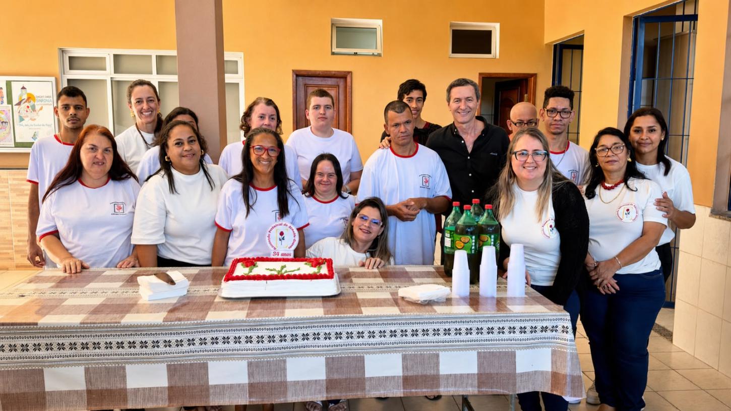 Alunos, diretoria e ex-dirigentes celebram os 34 anos da Associação Pestalozzi de Alfredo Chaves. 📸 Foto: Neia Fornaciari