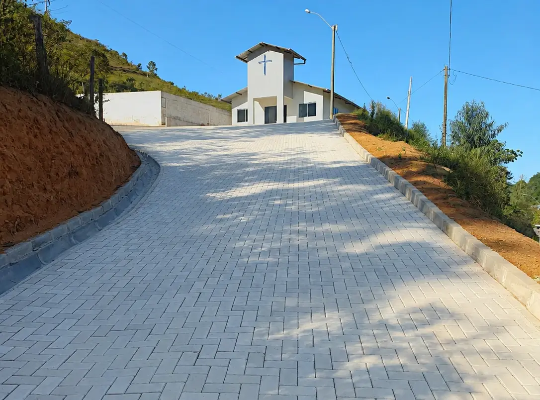 Prefeitura de Alfredo Chaves entrega pavimentação da via de acesso ao cemitério de Aparecida