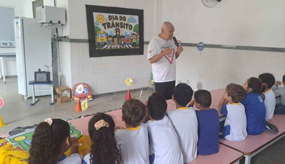 Cachoeiro distribui 3 mil materiais educativos em semana de conscientização no trânsito