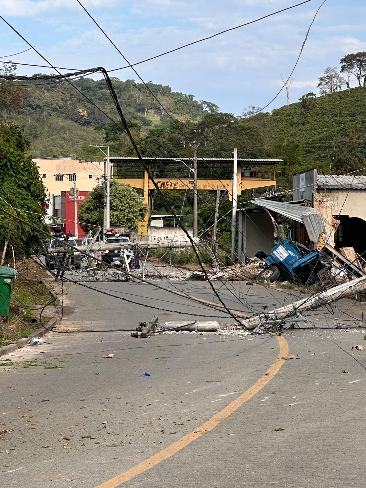 Caminhão perde controle, derruba postes e bloqueia estrada em Vargem Alta