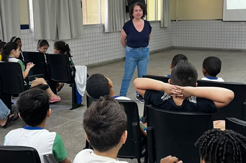 Educação ambiental começa cedo: estudantes recebem sementes e aprendem a cuidar da natureza na Serra