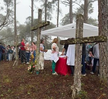 Fé que atravessa gerações: fiéis mantêm tradição no Monte das Três Cruzes, em Alfredo Chaves