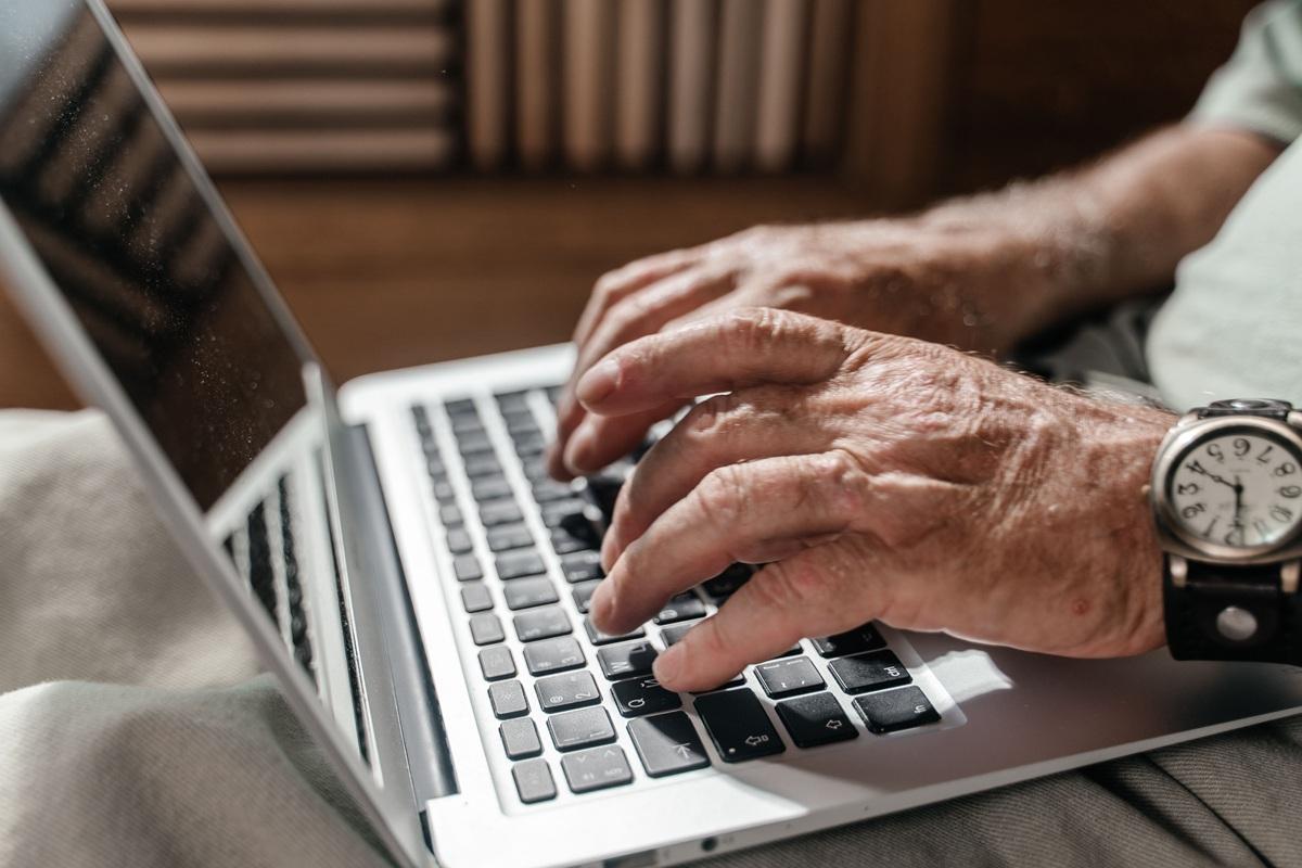 Golpe do falso Pix acende alerta: Procon orienta idosos sobre como evitar fraudes pela internet