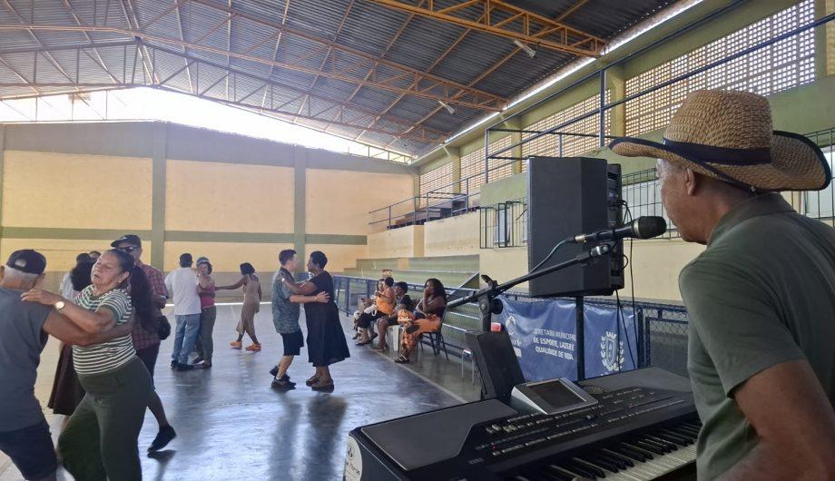 Idosos celebram chegada da primavera com música e dança em Cachoeiro