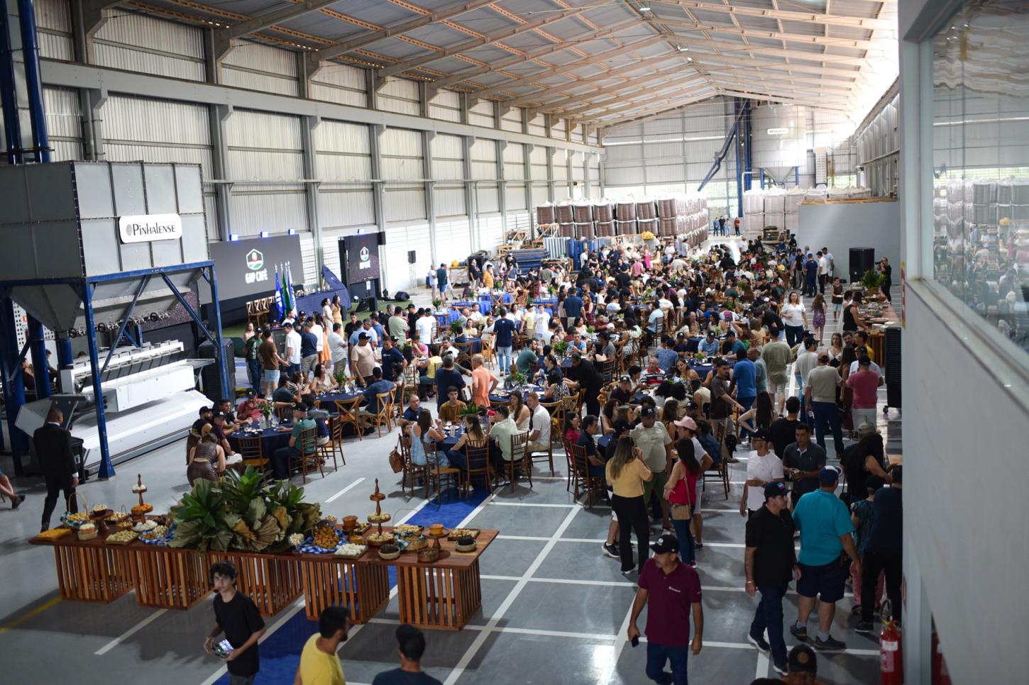 Júnior Pazzini durante discurso na inauguração da nova unidade da GAP Café, em Cachoeiro de Itapemirim.  📸 Foto: Matheus Martins