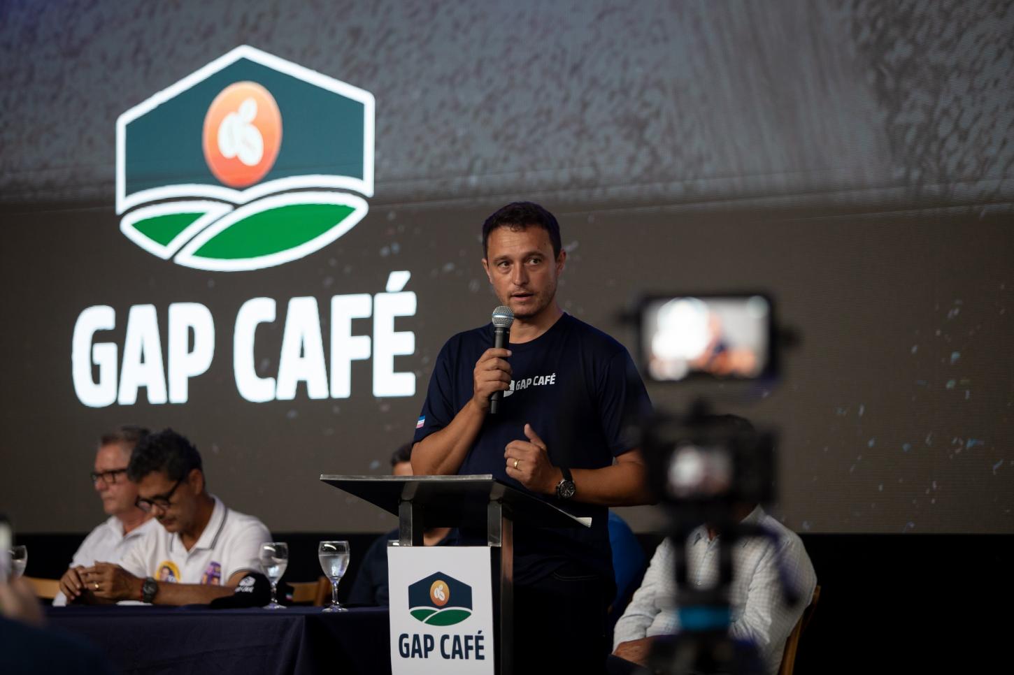 Júnior Pazzini durante discurso na inauguração da nova unidade da GAP Café, em Cachoeiro de Itapemirim.  📸 Foto: Matheus Martins