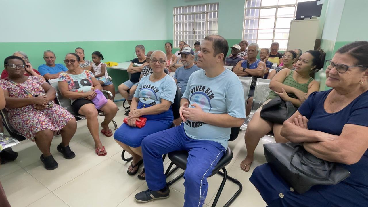 Remédio por conta própria? Palestra alerta idosos sobre riscos da automedicação em Cariacica