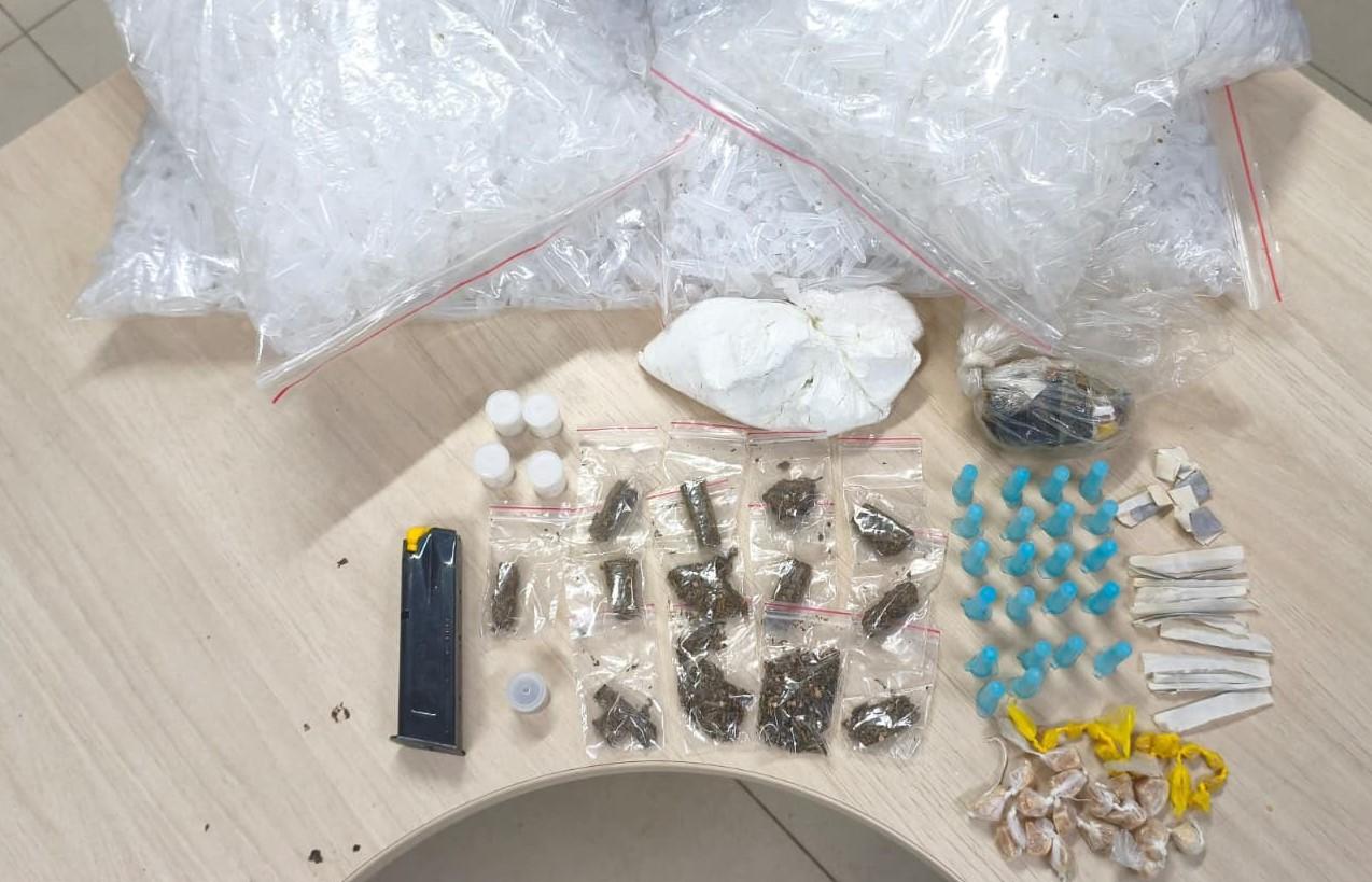 Suspeito foge e forças de segurança apreendem drogas e carregador de pistola em Cariacica