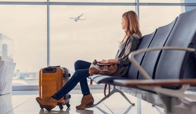 Vai viajar de avião? Novas regras mudam direitos em casos de atrasos e cancelamentos