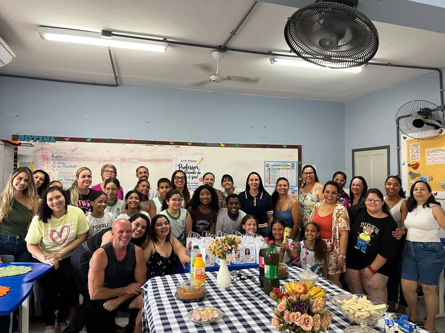 Alunos emocionam professores com homenagem especial em escola de Cariacica