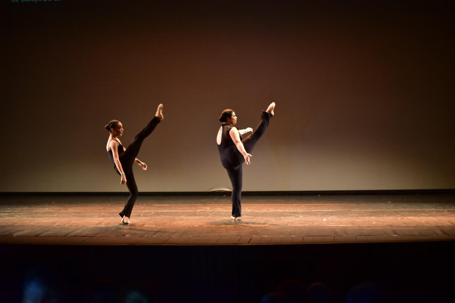 Bailarinas de Vargem Alta conquistam pódios e bolsas para Itália e Uruguai